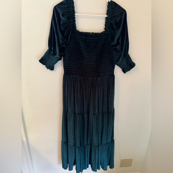 Baltic Born Dresses & Skirts - Baltic Born Emerald Velvet Midi‎ Dress